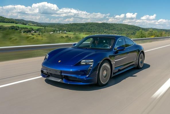 Электрический полноприводный спорт-седан Porsche Taycan фото 2