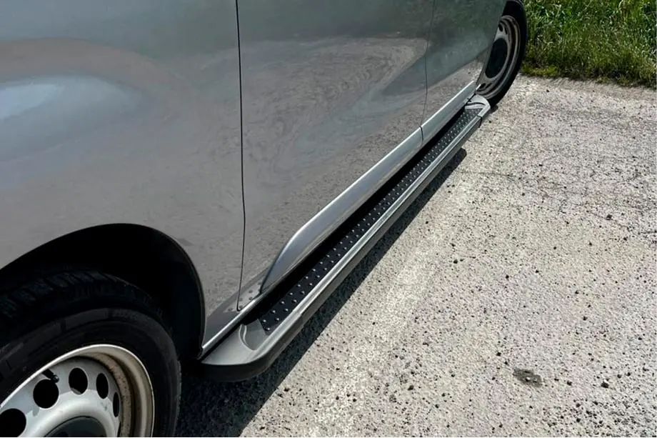 Opel Vivaro 2019- гг. Боковые Подножки Allmond Black (2 шт., Алюминий) Фото 1