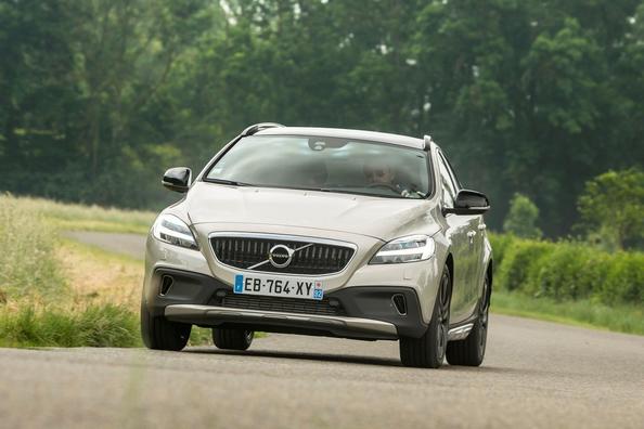 Вседорожная модификация хэтчбека Volvo V40 Cross Country фото 7