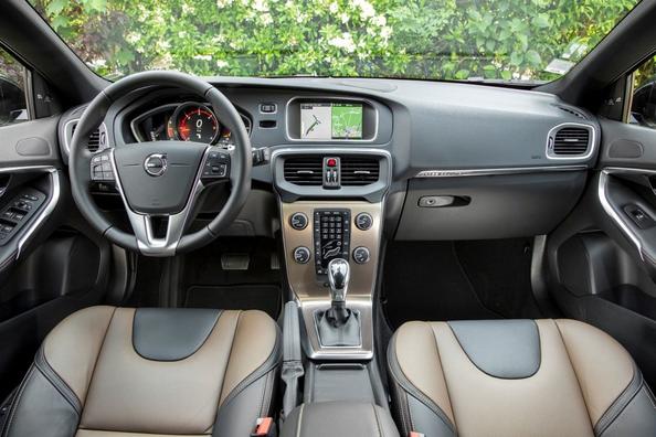 Вседорожная модификация хэтчбека Volvo V40 Cross Country фото 12