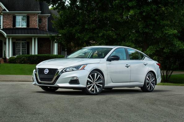 Среднеразмерный седан Nissan Altima шестого воплощения