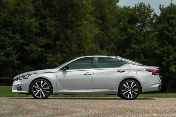 Среднеразмерный седан Nissan Altima шестого воплощения фото 3