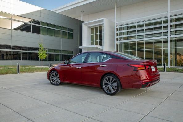 Среднеразмерный седан Nissan Altima шестого воплощения фото 5