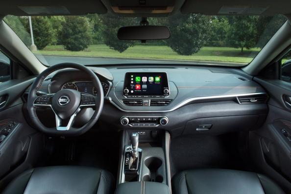 Среднеразмерный седан Nissan Altima шестого воплощения фото 8