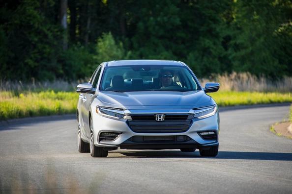 Третье поколение гибридного седана Honda Insight фото 3