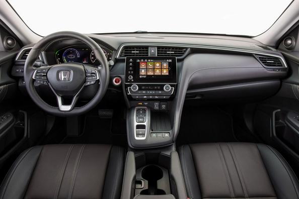 Третье поколение гибридного седана Honda Insight фото 5