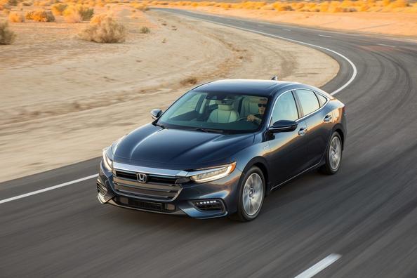 Третье поколение гибридного седана Honda Insight фото 2