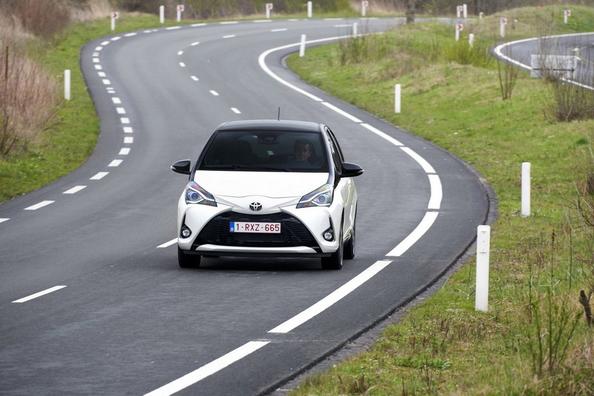 Обзор обновленного субкомпактного хэтчбека Toyota Yaris фото 4