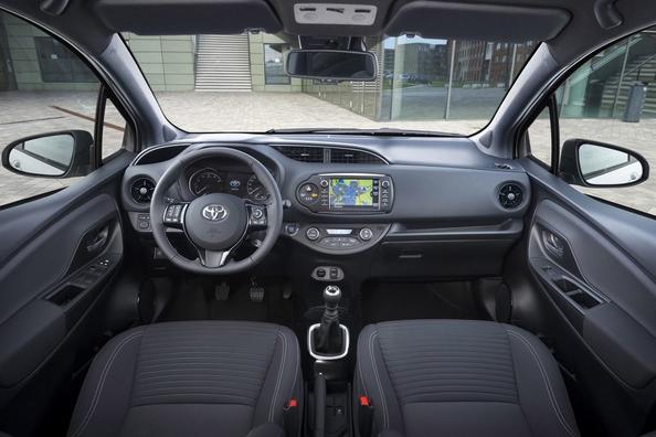 Обзор обновленного субкомпактного хэтчбека Toyota Yaris фото 7