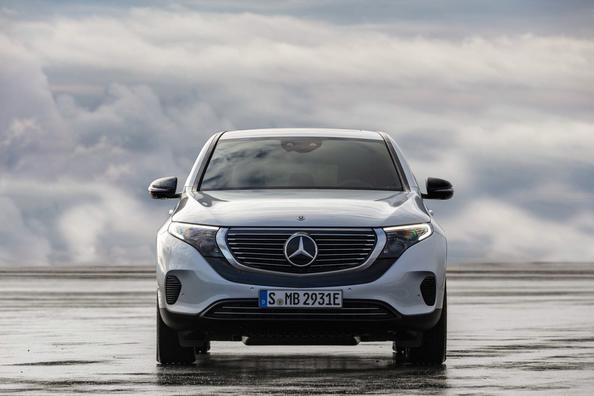 Электрический полноприводный кроссовер Mercedes-Benz EQC фото 12