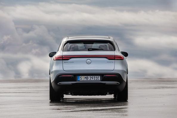 Электрический полноприводный кроссовер Mercedes-Benz EQC фото 14