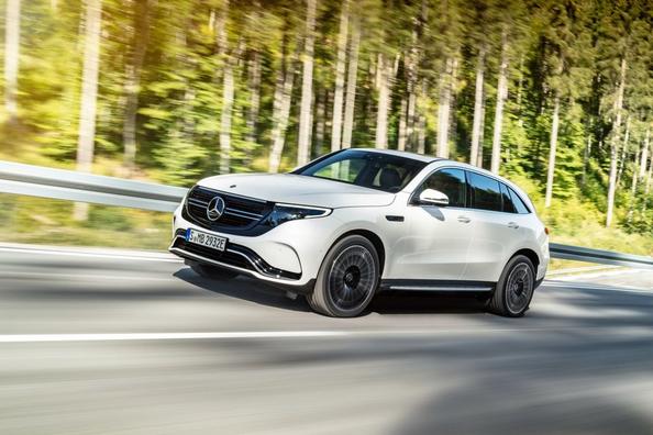 Электрический полноприводный кроссовер Mercedes-Benz EQC фото 11
