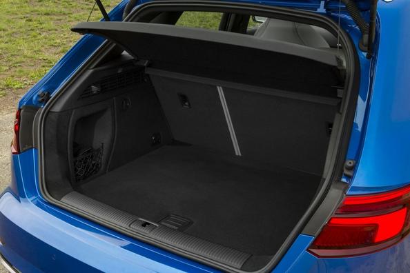 Обзор заряженного полноприводного хэтчбека Audi RS3 Sportback фото 14