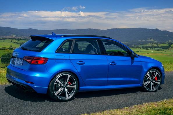 Обзор заряженного полноприводного хэтчбека Audi RS3 Sportback фото 7