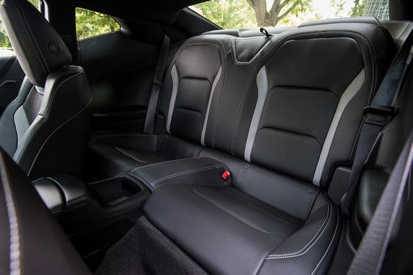 Рестайлинговая модификация спортивного купе Chevrolet Camaro фото 13
