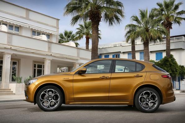 Первое поколение компактного кроссовера Alfa Romeo Stelvio фото 4