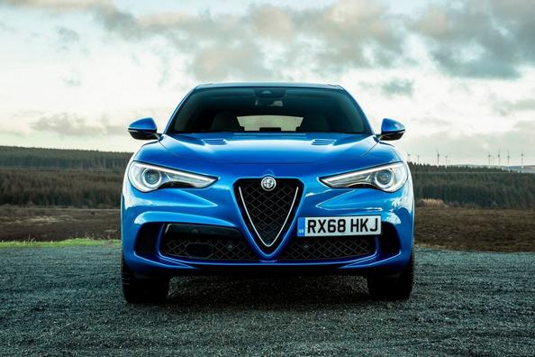 Первое поколение компактного кроссовера Alfa Romeo Stelvio фото 5