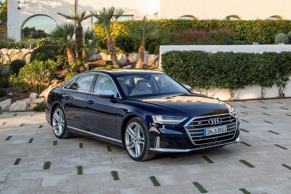Спортивный люксовый седан Audi S8