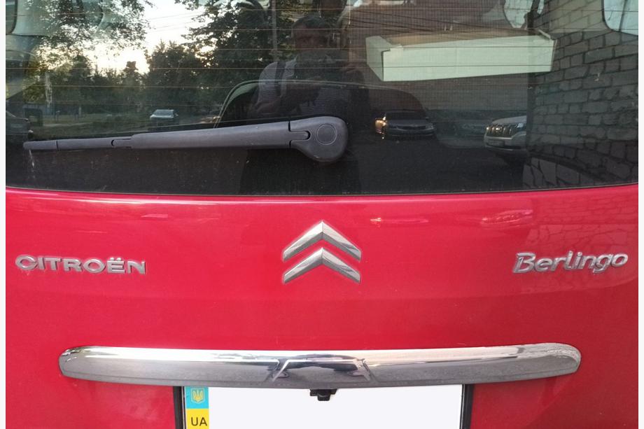Peugeot Partner Tepee 2008-2018 гг. Хромированная накладка над номером (нержавейка) Image