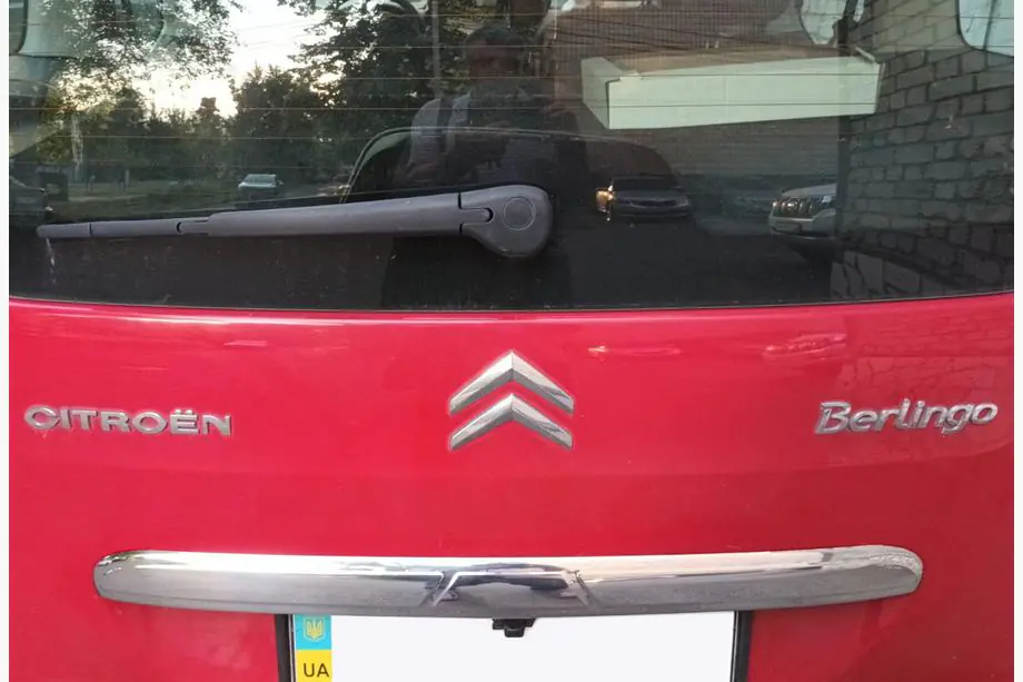 Peugeot Partner Tepee 2008-2018 гг. Хромированная накладка над номером (нержавейка) Image