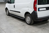 Fiat Doblo II 2010-2022 гг. Боковые Подножки Tayga Black (2 шт., Алюминий) фото 1