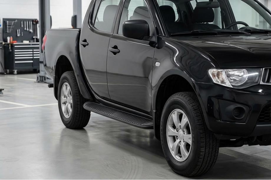 Mitsubishi L200 2006-2015 гг. Боковые Подножки Tayga Black (2 шт., Алюминий) Фото 1