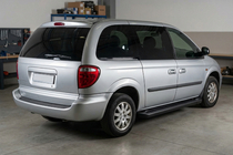 Chrysler Voyager 2001-2007 гг. Боковые Подножки Allmond Black (2 шт., Алюминий) фото 1