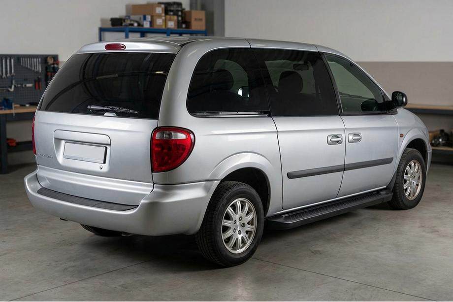 Chrysler Voyager 2001-2007 гг. Боковые Подножки Allmond Black (2 шт., Алюминий) Image