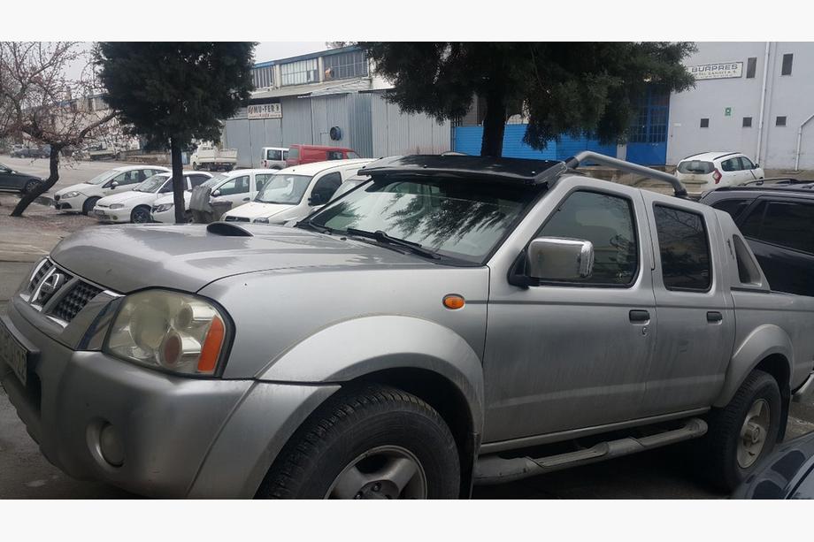Nissan NP300 1999-2015 гг. Козырек на лобовое стекло (черный глянец, 5мм) Фото 9