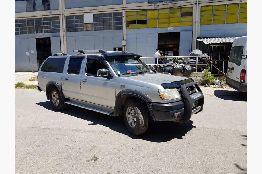 Nissan NP300 1999-2015 гг. Козырек на лобовое стекло (черный глянец, 5мм) Фото 3