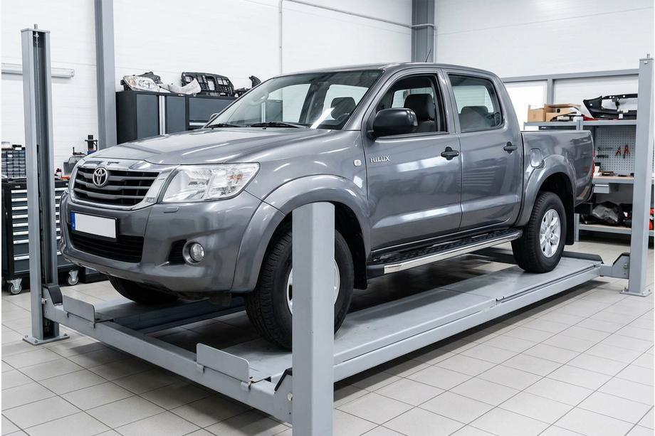 Toyota Hilux 2006-2015 гг. Боковые Подножки BlackLine (2 шт., Алюминий) Фото 1