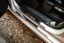 Skoda Octavia III A7 2013-2019 гг. Накладки на пороги Carmos V1 (8 шт., нержавейка) фото 5