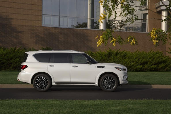 Флагманский внедорожник Infiniti QX80 получил обновление фото 2