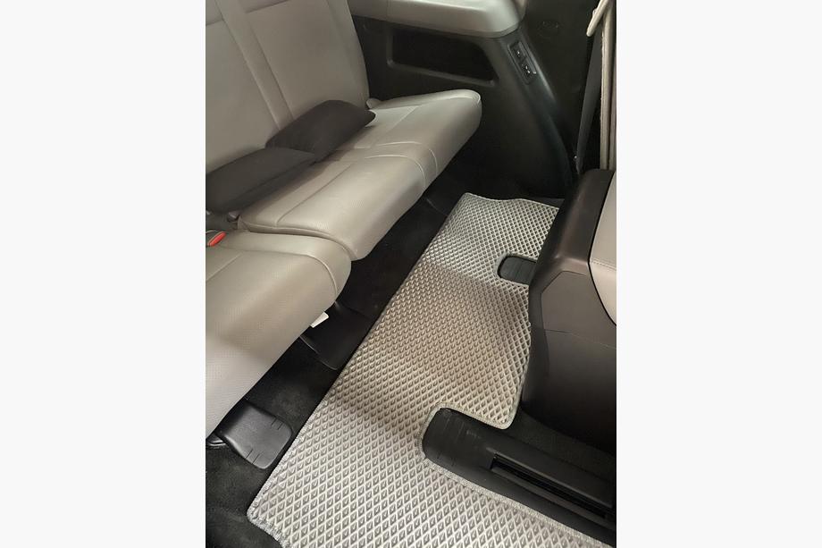 Toyota Sequoia 2007-2022 гг. Полиуретановые коврики 3 ряда (EVA, серые) Средний ряд - Проход Фото 15