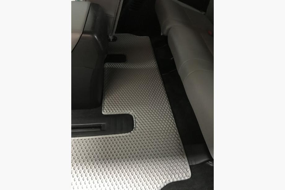 Toyota Sequoia 2007-2022 гг. Полиуретановые коврики 3 ряда (EVA, серые) Средний ряд - Проход Фото 19