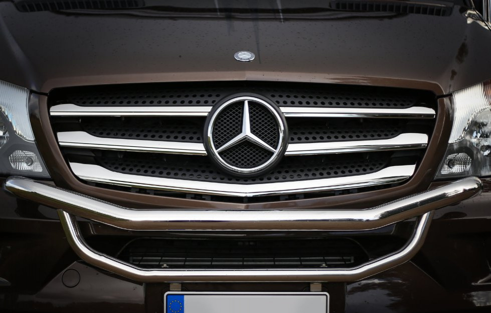 Хромированная накладка на радиаторную решетку автомобиля