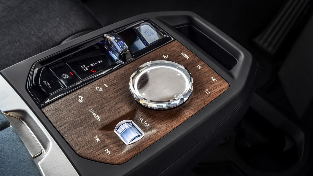 Электрический кроссовер BMW iX – технологический флагман немецкой марки