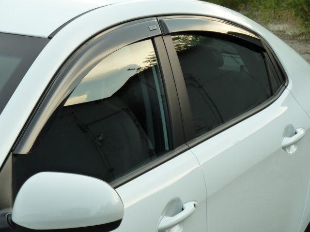 Как правильно установить дефлекторы на окна автомобиля?