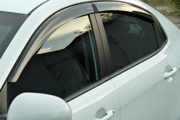 Как правильно установить дефлекторы на окна автомобиля?