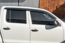 Volkswagen Amarok 2010-2022 гг. Ветровики с хромированным молдингом (4 шт, Niken) фото 1