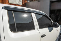 Volkswagen Amarok 2010-2022 гг. Ветровики с хромированным молдингом (4 шт, Niken) фото 3