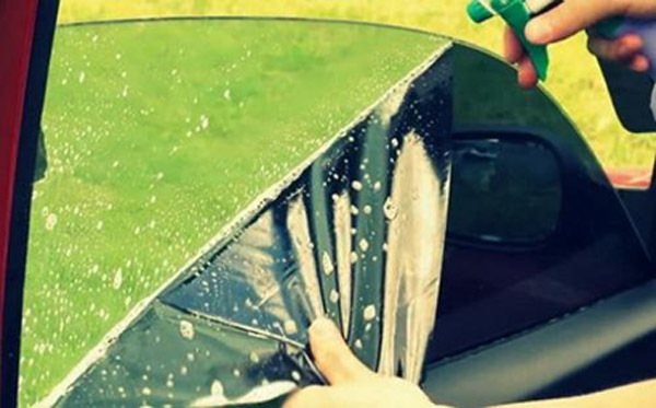 Как снять тонировку со стекла автомобиля своими руками