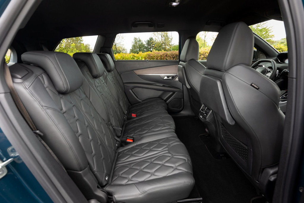 Обзор обновленного кроссовера второго поколения Peugeot 5008