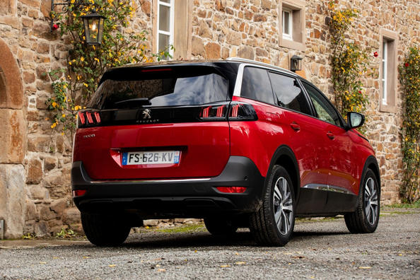 Обзор обновленного кроссовера второго поколения Peugeot 5008 фото 3