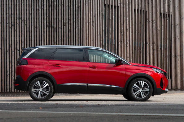 Обзор обновленного кроссовера второго поколения Peugeot 5008 фото 2