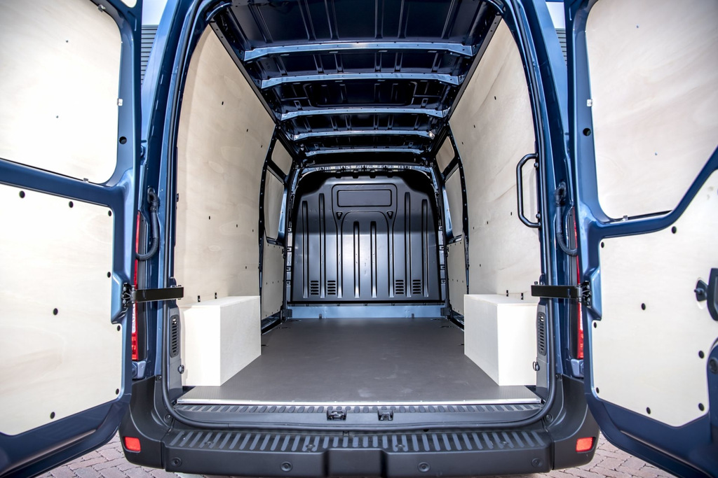 Обзор обновленного фургона Renault Master