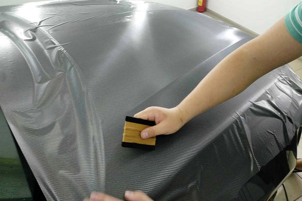 Как поклеить карбоновую пленку на авто своими руками