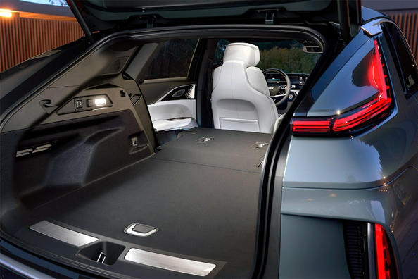 Кроссовер Cadillac Lyriq – первый серийный электромобиль американской марки фото 7