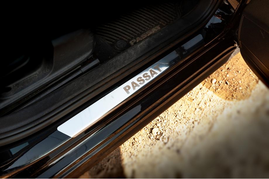 Volkswagen Passat B7 2012-2015 гг. Накладки на пороги Carmos V1 (4 шт, нержавейка) Фото 1
