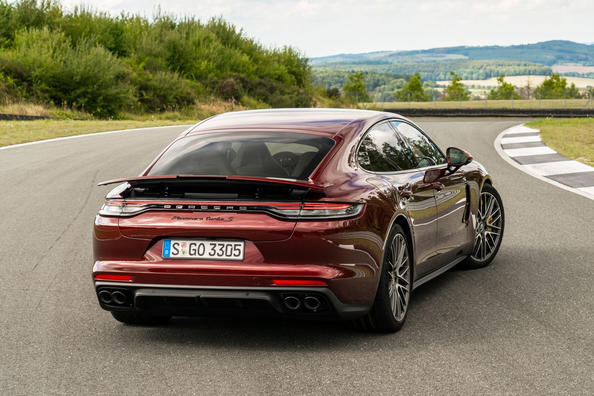 Обзор обновленного лифтбека Porsche Panamera Turbo S фото 4